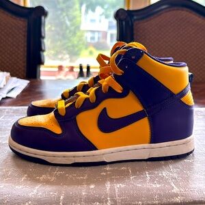 KIDS NIKE DUNKS - SIZE 2Y  GREAT CONDITION